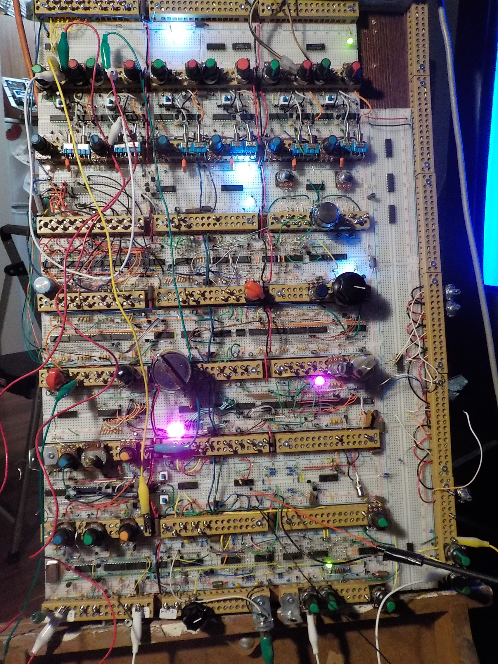 Big Breadboard Video Synth – Russell Kramer Projects